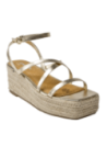 Elegante sandalia dorada de cuero estilo boho, ideal para climas cálidos, con plataforma y ajuste en el tobillo.