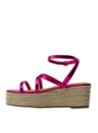 Sandalia de cuero magenta para mujer, diseño casual con plataforma y tiras ajustables, ideal para combinar con vestidos.
