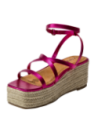 Calzado femenino magenta, sandalia de cuero con plataforma y tiras elegantes, estilo náutico para eventos al aire libre.