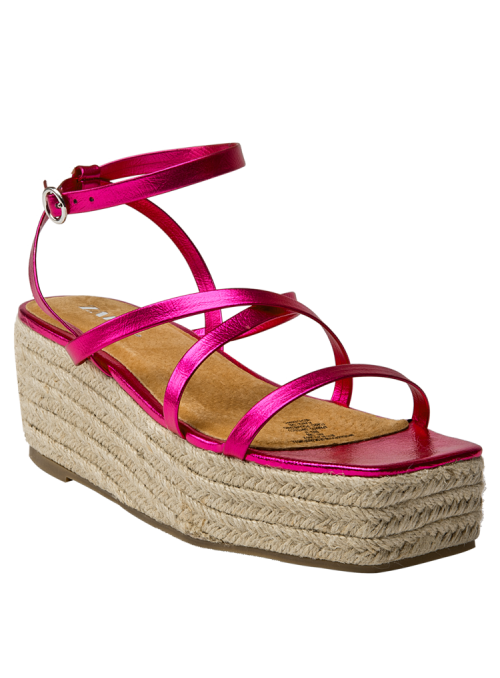 Sandalia magenta de cuero para mujer, diseño boho con hebilla en el tobillo, perfecta para climas cálidos y paseos casuales.