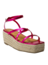 Sandalia magenta de cuero para mujer, diseño boho con hebilla en el tobillo, perfecta para climas cálidos y paseos casuales.