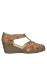Sandalia de cuero café para mujer, diseño cómodo y ligero, estilo casual.