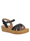 Sandalia negra de mujer con diseño moderno y plataforma casual, ideal para un look informal y versátil.