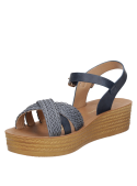 Sandalia azul con plataforma y hebilla, adecuada para paseos al aire libre y encuentros casuales en verano.