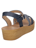 Sandalia de mujer en color azul con detalle de tiras tramadas, estilo casual chic para salidas informales.