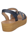 Sandalia de mujer en color azul con detalle de tiras tramadas, estilo casual chic para salidas informales.