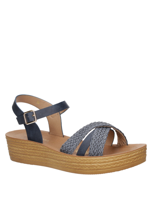 Sandalia azul de mujer estilo informal con plataforma y tiras entrecruzadas, perfecta para un look casual chic.