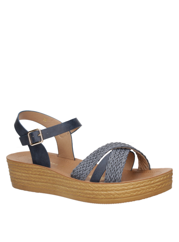 Sandalia beige de mujer, estilo informal, con plataforma y tiras entrecruzadas al frente, ideal para un look casual chic.