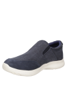 Zapatilla azul de hombre con pequeño logo de metal en el costado, adecuada para un look casual y versátil.