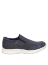 Zapatilla azul de hombre con detalle de cuero en el talón, perfecta para ocasiones informales y comodidad diaria.