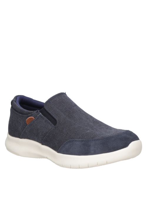 Zapatilla azul de hombre estilo informal, con diseño slip-on sin cordones, ideal para un look casual urbano.