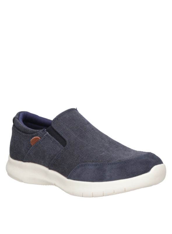zapatilla gris con detalle de cuero en el talón, diseño minimalista y moderno, perfecta para un look casual relajado.