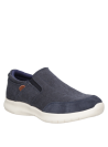 Zapatilla azul de hombre estilo informal, con diseño slip-on sin cordones, ideal para un look casual urbano.