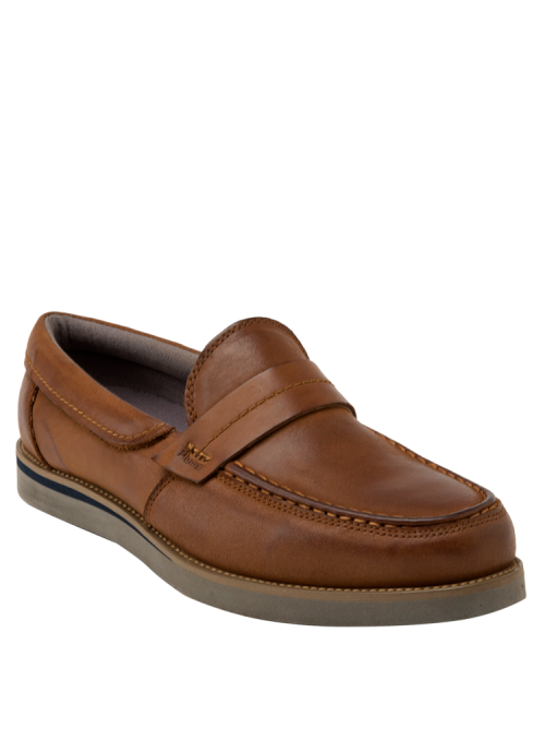 Zapato casual mocasín en cuero café, perfecto para reuniones informales y eventos sociales urbanos.