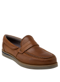 Zapato casual mocasín en cuero café, perfecto para reuniones informales y eventos sociales urbanos.