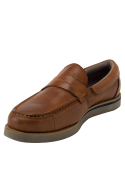 Mocasín de cuero café para hombre, diseño clásico atemporal con detalles elegantes y versátiles para el día a día.