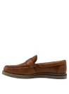 Elegante zapato mocasín café sin cordones, ideal para combinar con outfits semi-formales e informales.
