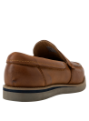 Mocasín de cuero café para hombre, casual, con banda decorativa en el empeine y costuras artesanales visibles.