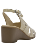 Calzado femenino de charol beige, ideal para eventos diurnos y semi-formales al aire libre en estaciones cálidas.