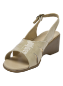 Sandalia beige de charol con patrón entrecruzado en la parte delantera, ideal para combinar con atuendos semi-formales.