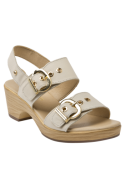 Sandalia de cuero beige con detalles de ojetillos metálicos y tacón ancho, ideal para un look urbano relajado.