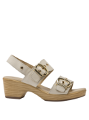 Sandalia beige de mujer en cuero con estilo casual boho-chic, presenta dos correas con hebillas metálicas grandes.