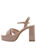 Sandalia nude de charol para mujer, adecuada para bodas o cenas elegantes, con diseño de plataforma.