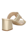 Sandalia estilo retro moderno en color dorado, adecuada para eventos informales o días casuales en la oficina.