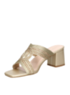 Sandalia dorada de mujer con diseño moderno de tacón cuadrado y tiras anchas entrelazadas, ideal para ocasiones casuales.