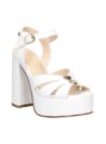 Elegante sandalia de cuero blanco para mujer, perfecta para ocasiones semi-formales y combinaciones chic.