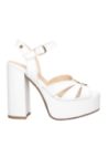 Sandalia de cuero blanco para mujer, ideal para eventos veraniegos, con diseño exótico y plataforma alta.