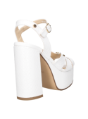 Sandalia casual de cuero blanco para mujer, estilo retro con plataforma y detalles metálicos que destacan su sofisticación.