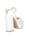 Sandalia casual de cuero blanco para mujer, estilo retro con plataforma y detalles metálicos que destacan su sofisticación.