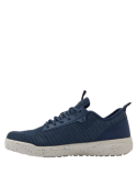 Zapatilla casual azul para hombre, combina con jeans o bermudas, perfecta para un look relajado y fresco.