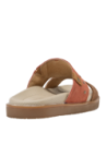 Calzado casual de cuero naranja para mujer, con diseño sofisticado y funcional, ideal para ocasiones informales.