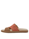 Sandalia femenina de cuero naranja, estilo casual con detalles metálicos, adecuada para paseos y reuniones al aire libre.