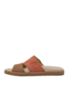 Sandalia femenina de cuero naranja, estilo casual con detalles metálicos, adecuada para paseos y reuniones al aire libre.