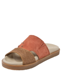 Sandalia de cuero naranja con patrón entrelazado moderno en la parte delantera, perfecta para un look relajado.