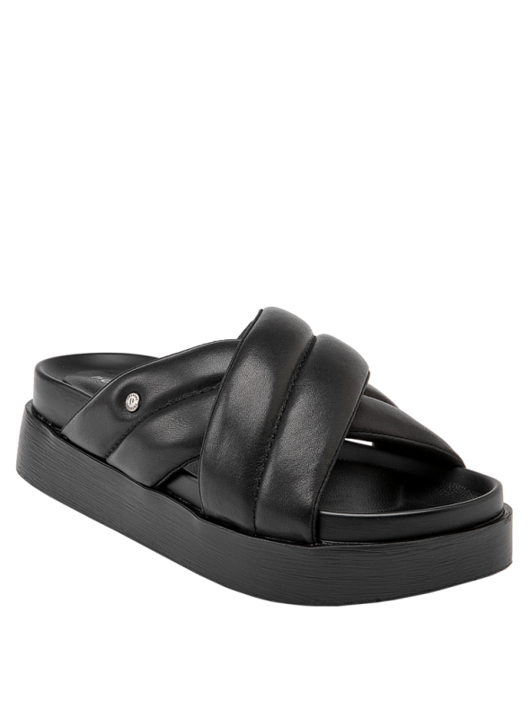 Sandalia casual de cuero negro con detalle metálico lateral, plataforma robusta que ofrece comodidad y estabilidad.