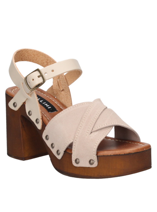 Calzado casual de cuero nude con diseño bohemio chic, correas cruzadas y hebilla metálica, ideal para un almuerzo con amigos.