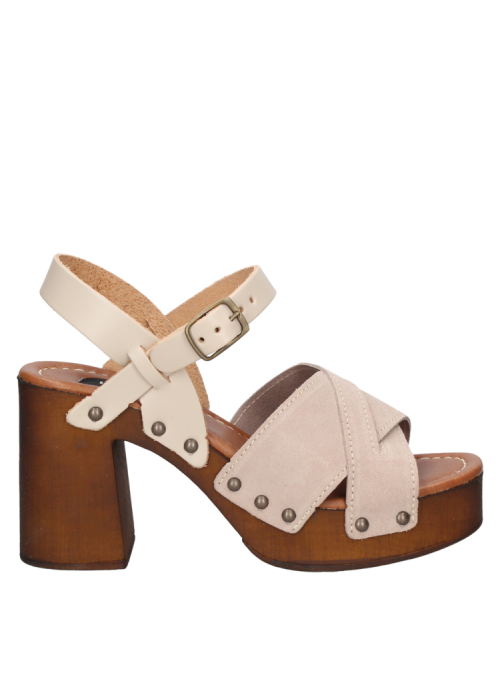 Calzado casual de cuero nude con diseño bohemio chic, correas cruzadas y hebilla metálica, ideal para un almuerzo con amigos.