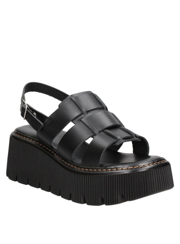 Diseño casual de sandalia en plata con correa ajustable en el talón, adecuada para paseos por la ciudad o eventos casuales.
