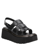 Calzado de cuero negro con diseño moderno y voluminoso, ideal para eventos casuales o paseos urbanos.