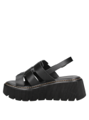 Calzado casual de mujer en cuero negro con tiras entrelazadas sobre el empeine, perfecto para un estilo chunky.