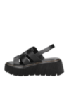 Calzado casual de mujer en cuero negro con tiras entrelazadas sobre el empeine, perfecto para un estilo chunky.