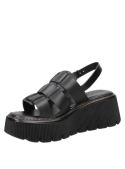 Sandalia negra de cuero para mujer con plataforma alta y suela acanalada, ideal para un look casual y moderno.