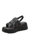 Sandalia negra de cuero para mujer con plataforma alta y suela acanalada, ideal para un look casual y moderno.