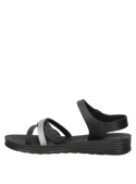 Sandalia casual negra de mujer con tiras de anchuras variadas y hebilla lateral en el tobillo para ajuste seguro.