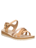 Sandalia beige de mujer, diseño casual, tiras cruzadas asimétricas, una trenzada, con hebilla lateral y suela plana.