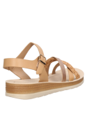 Sandalia de mujer beige, estilo casual, con tiras cruzadas de distintas anchuras y hebilla lateral para ajuste seguro.